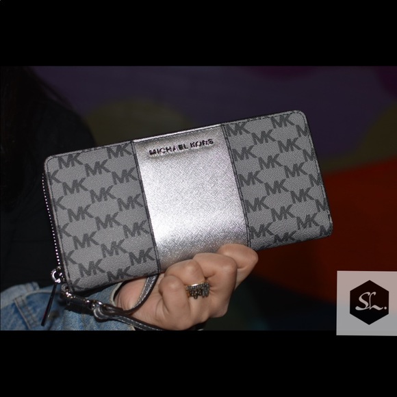 Michael Kors Handbags - NWT Michael Kors Wallet